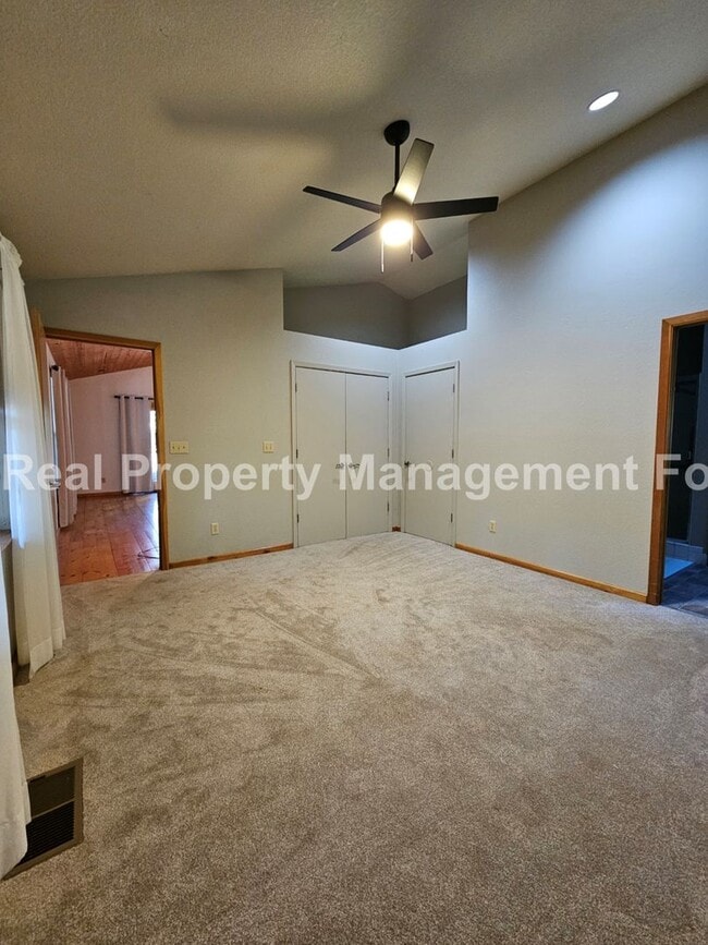 Building Photo - Charming 1-Bedroom Retreat in Desirable Ch...