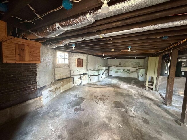 Building Photo - 611 Phillips Ave