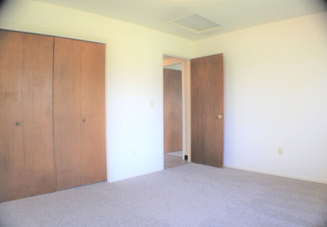 Building Photo - Spacious and charming conveniently located...