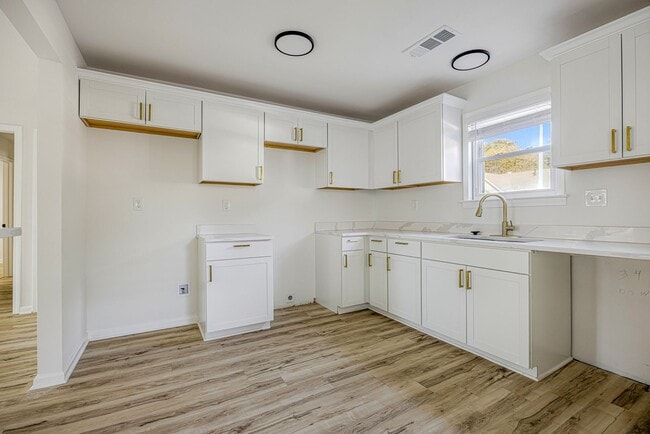 Building Photo - 3869 Cedar Path Dr