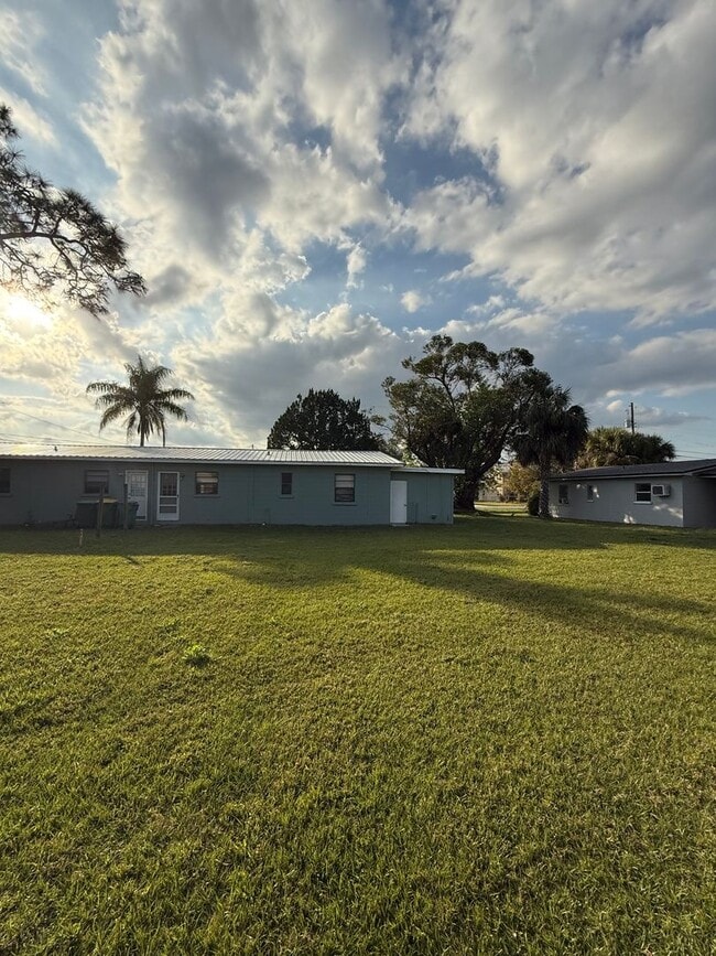 Building Photo - 2 Bedroom duplex with garage, Washer and Dryer, close to everything!!!!