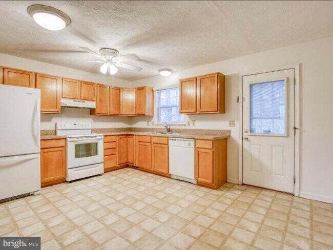 Building Photo - 211 Little River Dr