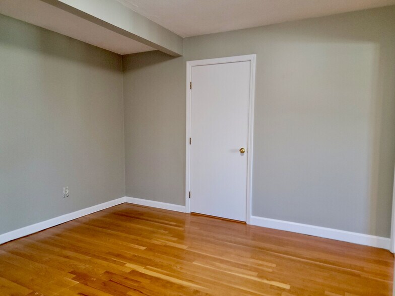 Bedroom (small) - 128 Malden St