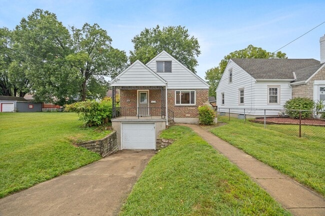 Primary Photo - COLLEGE HILL-BEAUTIFULLY MAINTAINED 3 BEDR...