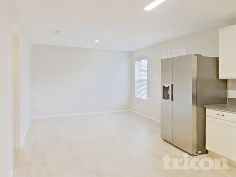 Building Photo - 1221 Dianthus Dr