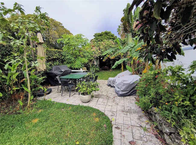 Building Photo - 833 10th St