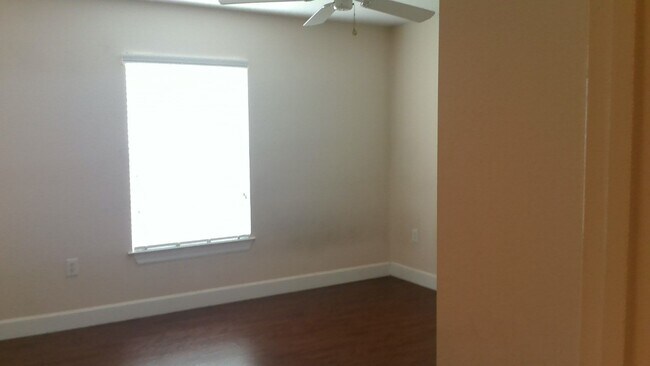Building Photo - 2 Bdrm Condo blocks from Universal Studios
