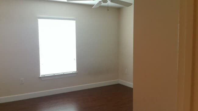 Building Photo - 5475 Vineland Rd