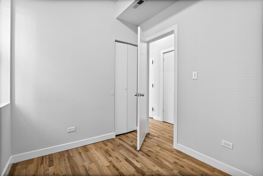 Building Photo - 7451 N Greenview Ave