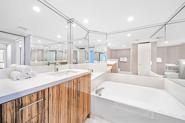 Building Photo - 1717 N Bayshore Dr