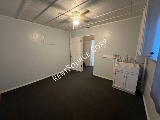 Building Photo - 1040-1042 Flora St