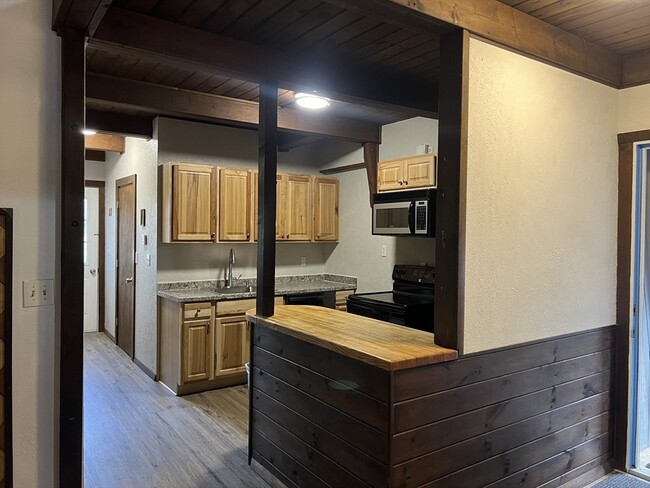 Building Photo - 888 Salem St