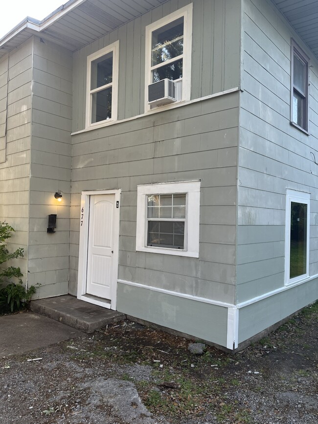 Building Photo - 677 E Caston St