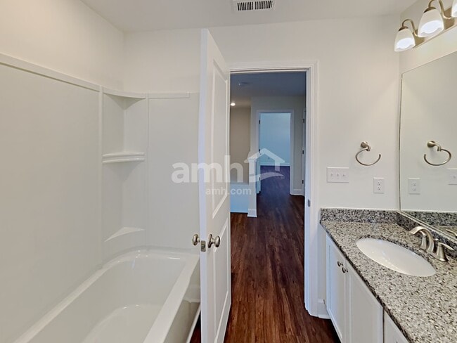 Building Photo - 950 Colonnade Dr