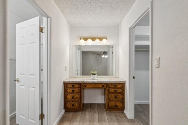 Building Photo - 3094 W Escalon Ave