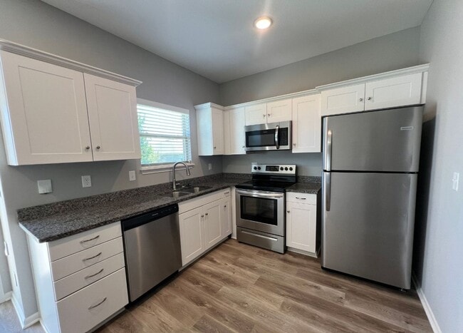 Building Photo - Charming 2 Bedroom, 2.5 Bath Townhome with...