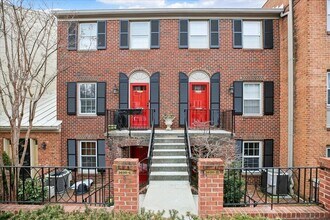 Building Photo - Spacious 2BR/2.5BA Townhouse-Style Condo in Gated Mount Pleasant Community