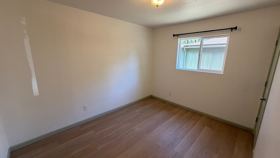 Building Photo - 18 E Ridgecrest Dr