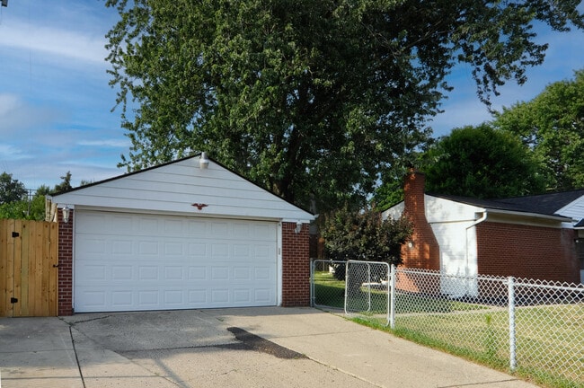 Building Photo - 8807 Tavistock Dr