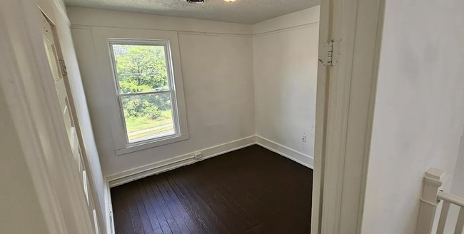 Building Photo - 4 Bedroom 1 Bath House Available to Rent f...