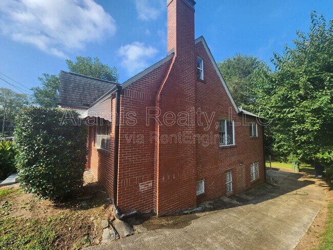 Building Photo - 580 Holly St NW