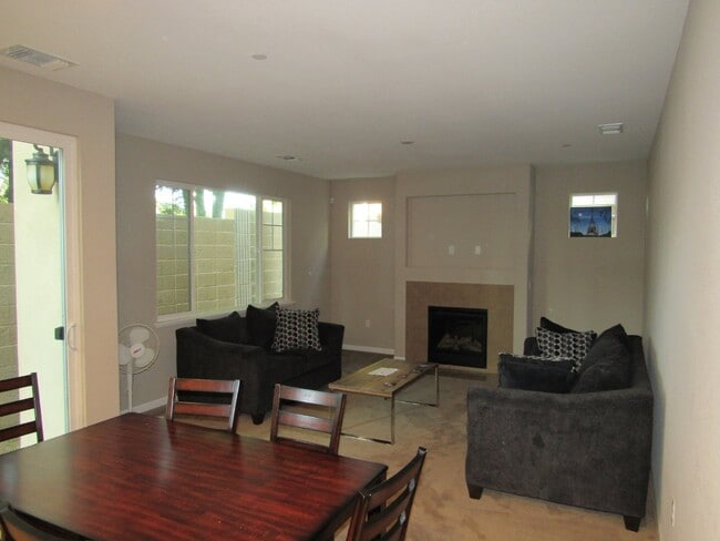 Building Photo - Beautiful 4 Bed/ 2.5 Bath Home close to Pi...