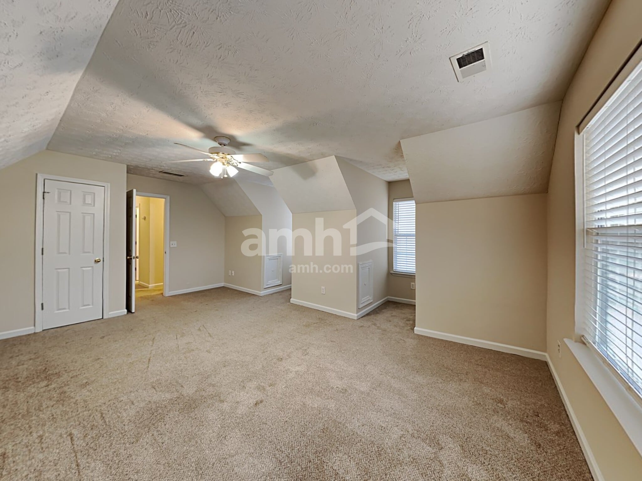 Building Photo - 6035 Savannah Dr