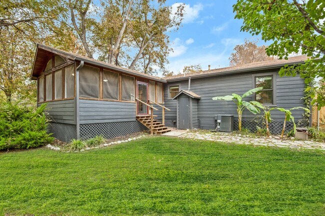 Building Photo - 1207 Romeria Dr