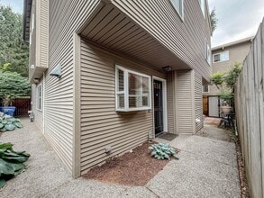 Building Photo - 2 bed/2.5 bath Townhome with Bonus Loft Space in North Seattle, $2,800/mo.