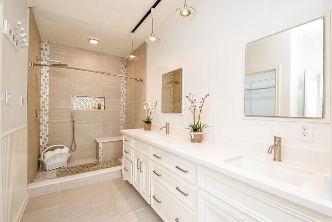 Building Photo - 1231 Creekford Cir