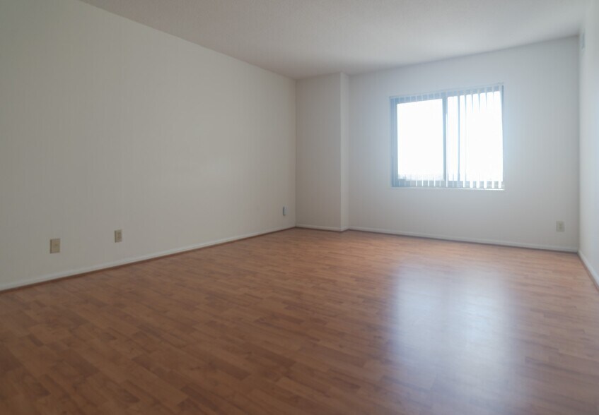 Master Bedroom - 203 Yoakum Pky