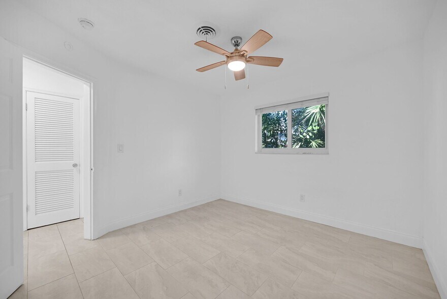 Building Photo - 1400 NW 2nd Ave