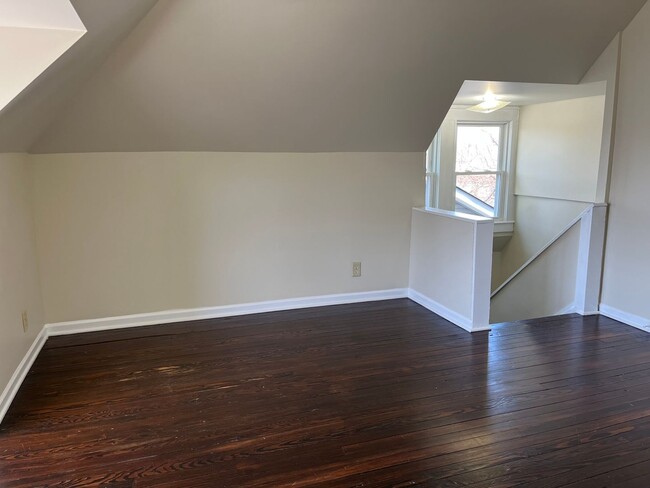 Building Photo - **REMODELED 4-BEDROOM/2-BATH HOUSE IN NORT...