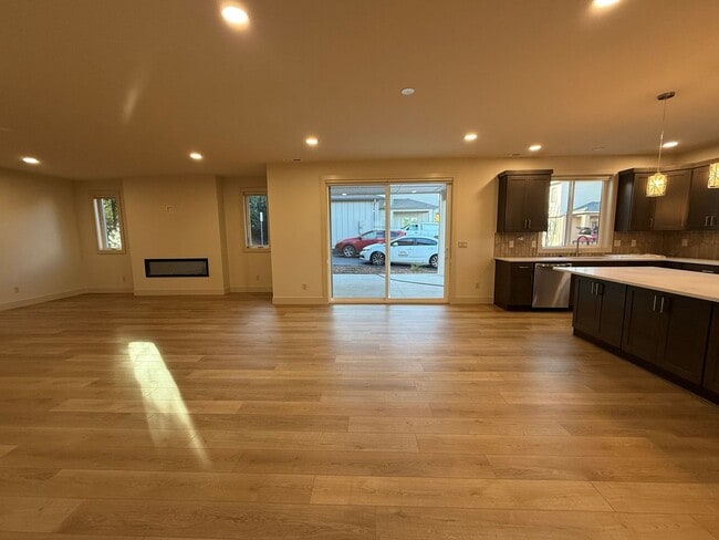 Building Photo - Now renting Brand-new 4 bedroom, 3 bathroom House