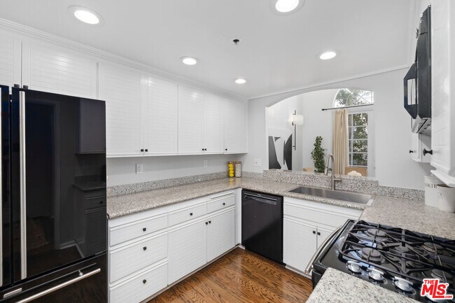 Building Photo - 930 N Doheny Dr