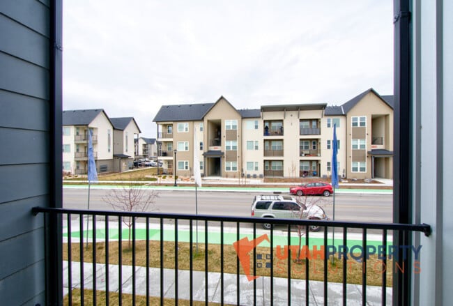 Building Photo - 1054 W State Rd