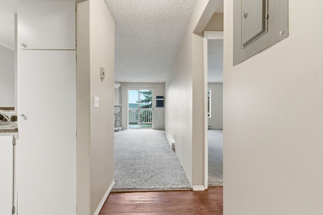 Building Photo - 6121 E 6th Ave