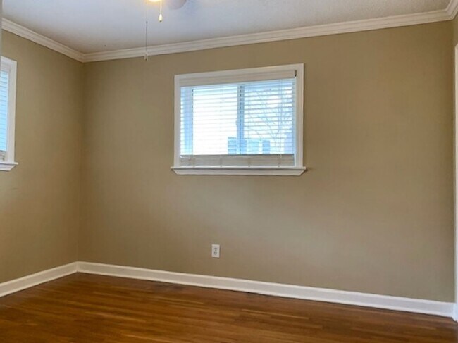 Building Photo - 2 bedroom/1 bath Condominium in a Gated Community