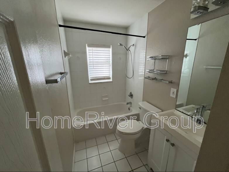 Building Photo - 525 Dowling Cir