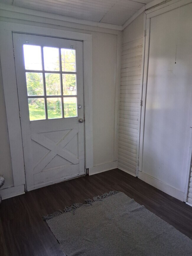 Building Photo - Charming Spacious Double