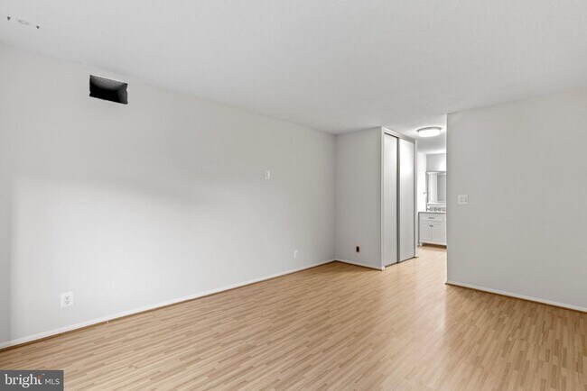 Building Photo - 8360 Greensboro Dr