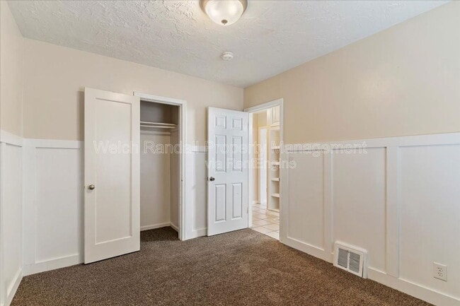 Building Photo - 153 Country Club Dr