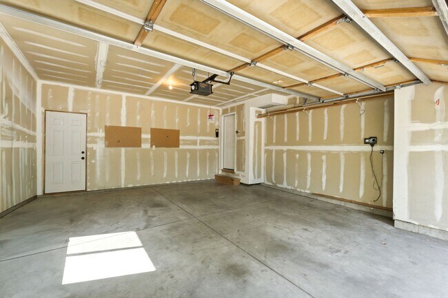 Building Photo - 3-bed + office, 2-bath home, minutes to Denver and close to outdoor recreation areas