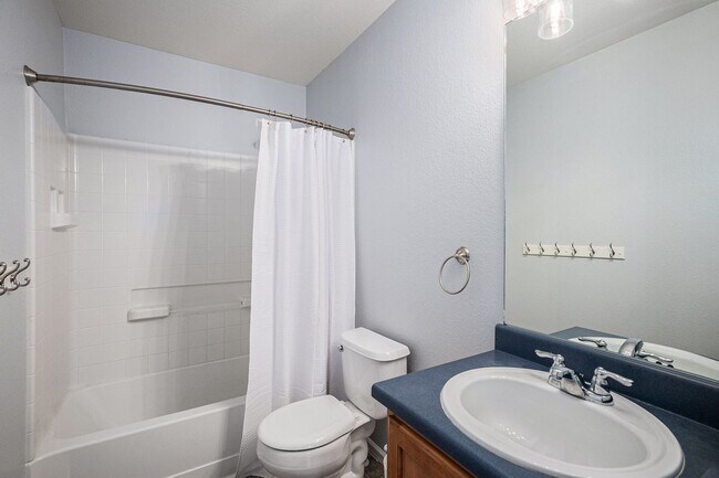 Building Photo - 4 Bedroom 2.5 Baths in the Meadows Castler...
