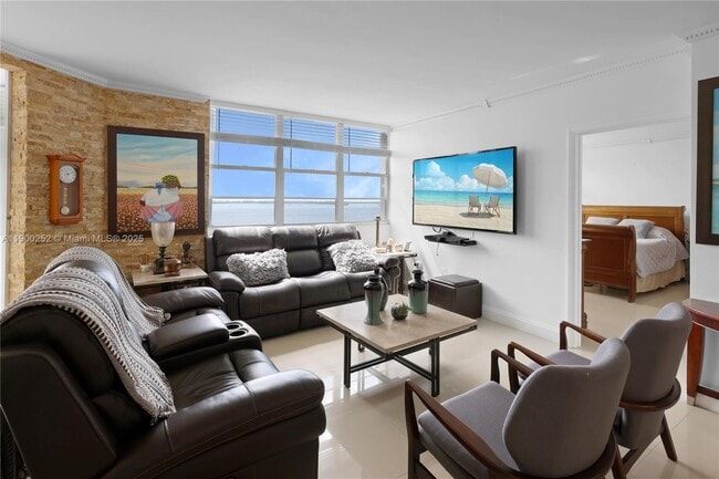 Building Photo - 801 Brickell Bay Dr