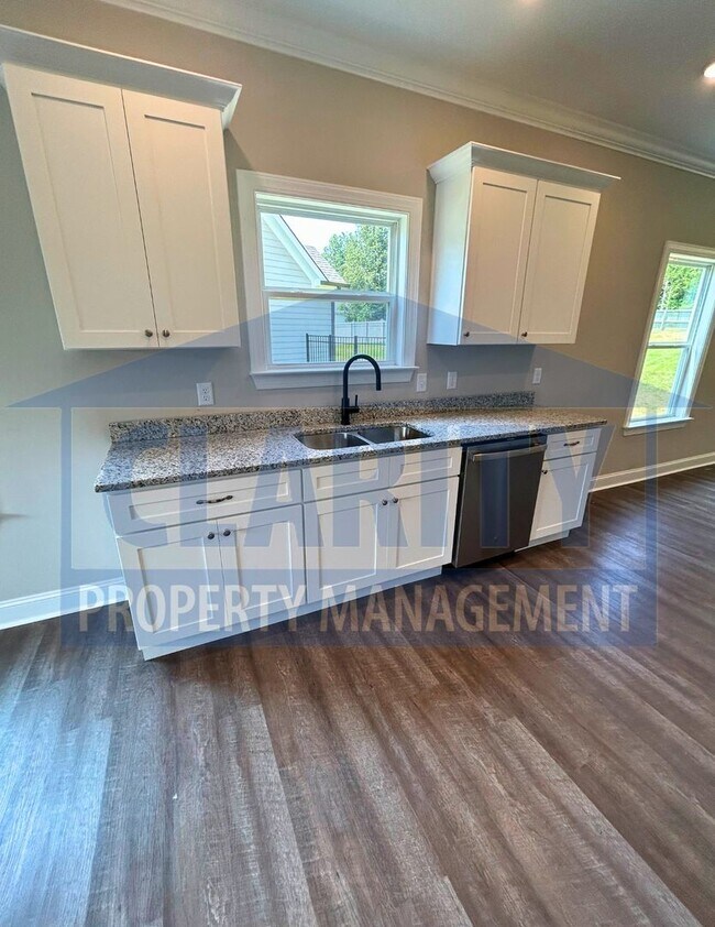 Building Photo - Spacious 4-bedroom home in prime Cleveland...