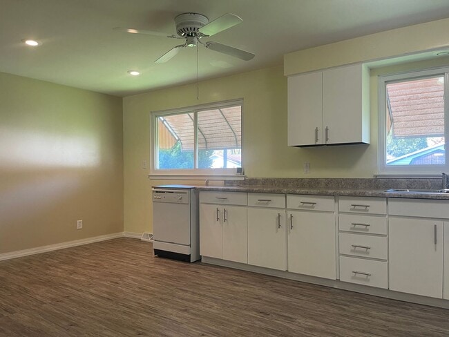 Building Photo - Charming Mid-Century Modern 3 bedroom on the West Side $1700 per month