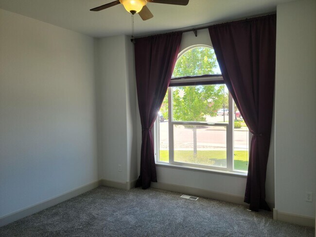 Building Photo - 5 Bed 3 Bath Ranch w/ AC - Available Now! ...