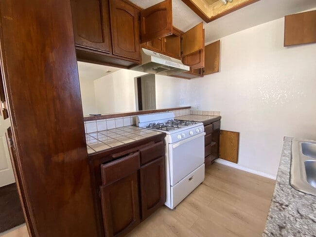 Building Photo - Addorable 2 BD 1 BA SW Apt with Coin opera...