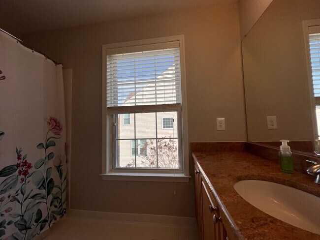 Building Photo - Heart's Desire End Unit Townhome 2700+ SqFt - Lowes Island